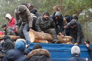 Nerami naktis: į Lenkiją įsiveržti bandę migrantai panaudojo ašarines dujas, Baltarusijos kariai rovė tvoros stulpus