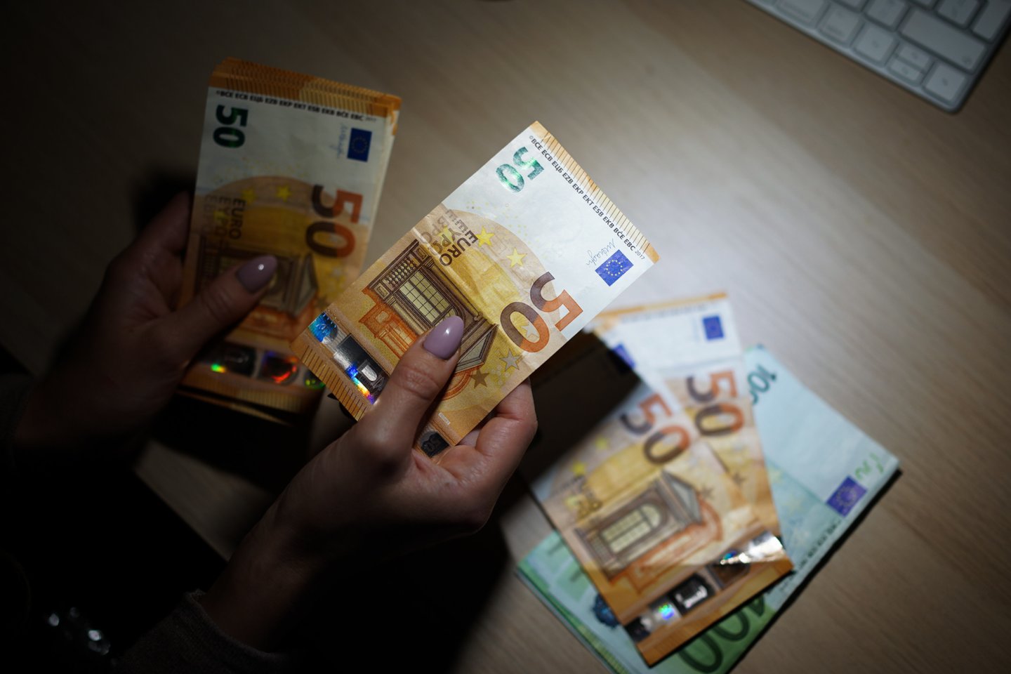 Pinigai, piniginė, eurai<br>G.Bitvinsko nuotr.