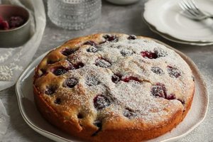 Greitai ir lengvai pagaminamas rikotos pyragas su šaldytomis uogomis