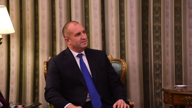 Bulgarijos prezidento rinkimuose pirmaujant R. Radvelui, apklausos parodė: gali prireikti antrojo turo