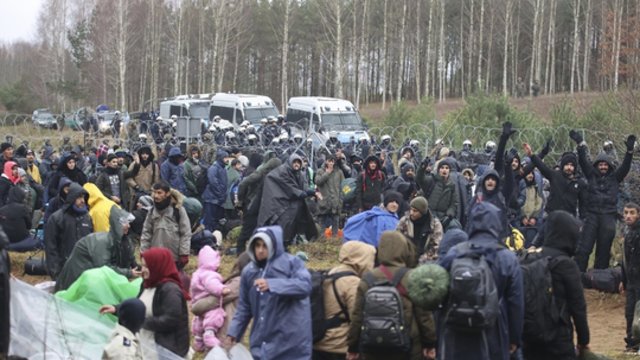 Iš Baltarusijos į Lenkiją mėginę veržtis migrantai prieš lenkus panaudojo ašarines dujas