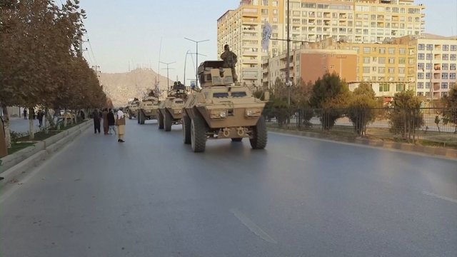 Talibanas surengė karinį paradą: demonstratyviai naudojo JAV ir NATO ginklus, transporto priemones