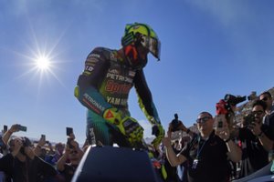 Pasaulio sporto savaitė: paskutinis V. Rossi ratas, įtampa „Formulės 1“ čempionate ir kelialapiai į pasaulio futbolo pirmenybes