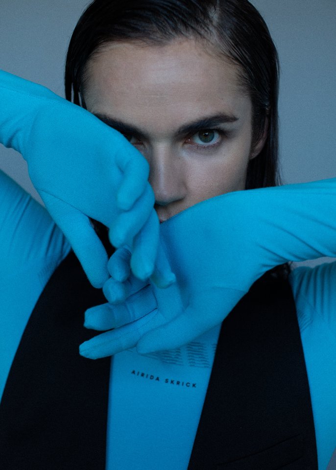 Airida Skrickienė pristato naują koleciją.<br>Fotografas – Vaidas Jokubauskas; Stilistė – Ula Kotryna Tulevičiūtė; Visažo ir plaukų meistrė – Kristina Raulinaitytė; Modelis – Justina Čėsnaitė-Jarutė.