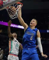 NBA čempionate – išbandymai L. Dončičiaus ir K. Porzingio tempiamai „Mavericks“ komandai