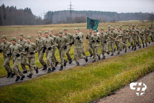 Bėgikai Lietuvos karių dieną minėjo Tauragėje – gavo ir kareiviškos košės
