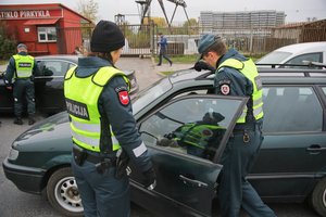 Per kaimą 118 km/val. greičiu lėkęs pažeidėjas pareigūnams turėjo paprastą pasiaiškinimą: „skubėjau į darbą“