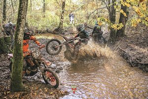 Įvykusios varžybos stebina ir gyventojus, ir aplinkosaugininkus: upelis virto motokroso trasa 