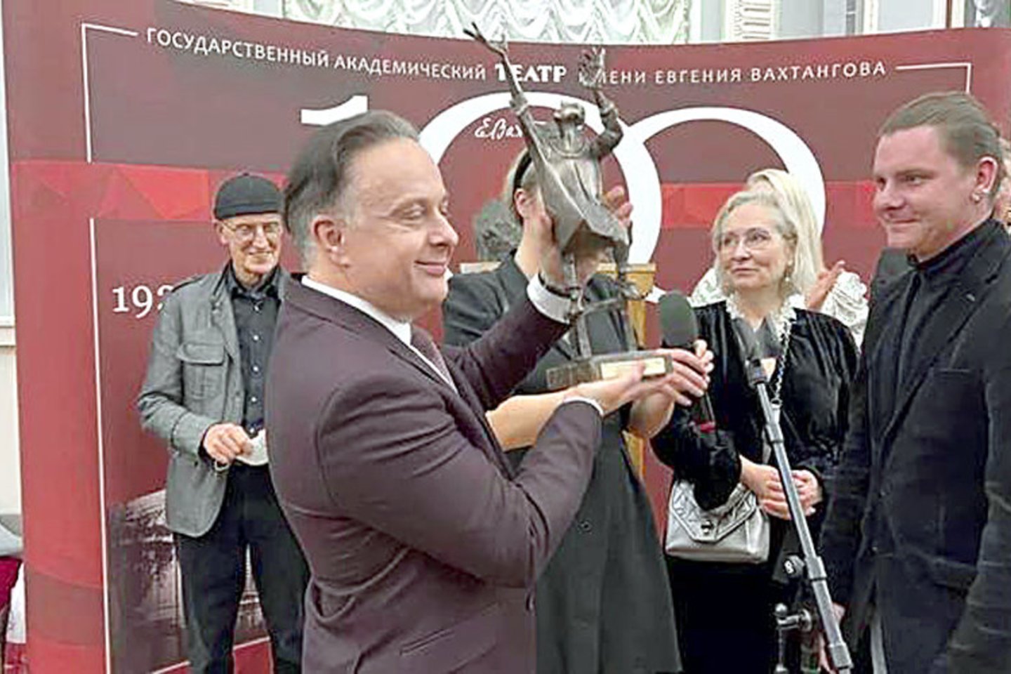 Svečiai iš Vilniaus Mažojo teatro, kurį įkūrė pats R.Tuminas, Maskvoje įteikė J.Vachtangovo teatro direktoriui K.Krokui bronzinio žibintininko skulptūrėlę.<br>Teatro nuotr. 