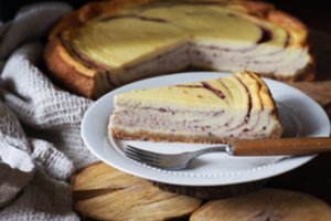 Nesudėtingai paruošiamas firminis varškės pyragas su uogiene