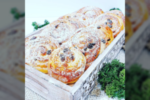 Mielinės bandelės su varške ir razinomis: visada pavykstantis tobulas derinys