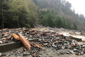 Kanadoje išgelbėti beveik 300 žmonių, įstrigusių greitkelyje dėl purvo nuošliaužų 