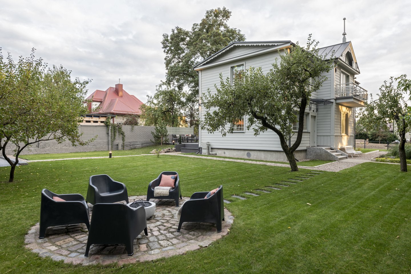Paveldėjusi šeimos būstą 2017-aisiais architektė M.Jasinskaitė per kelerius metus jį gaivino su didžiule meile.<br>L.Garbačausko nuotr.