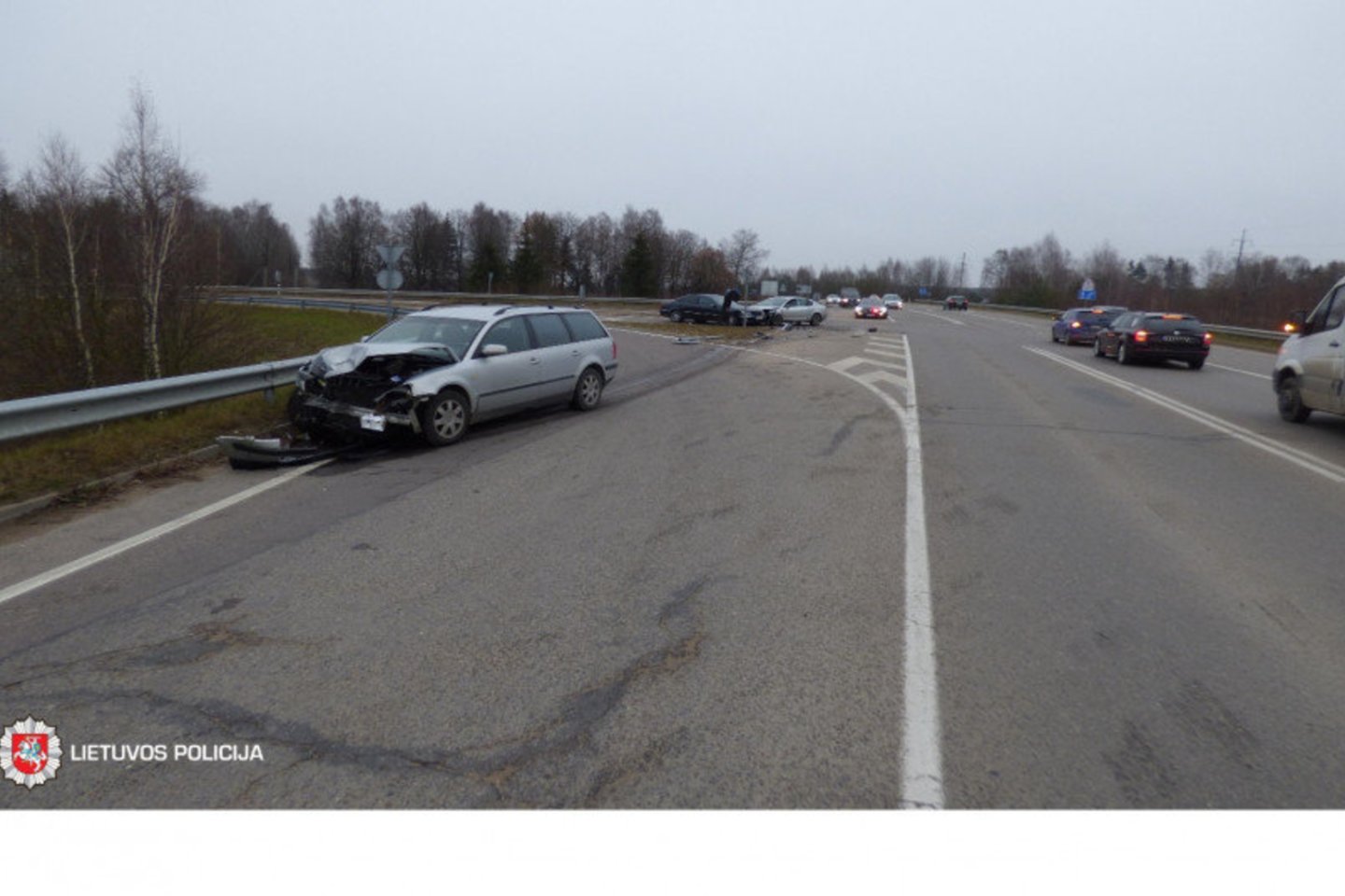 Per trijų automobilių susidūrimą greta Vilniaus sužeisti du žmonės.<br> LKPT nuotr.