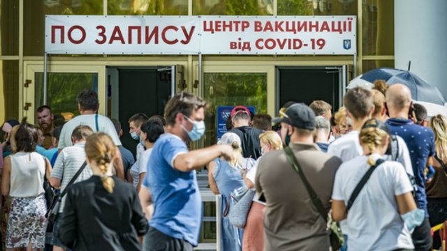 Ukrainoje – COVID-19 pacientų mirčių rekordas: prezidentas žada išmokas pasiskiepijusiems
