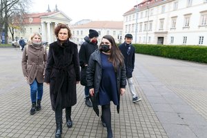 Protestuojančios mamos be batų ilgai nebuvo – sulaukė kvietimo į Prezidentūrą