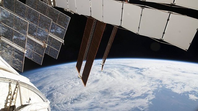 JAV skelbia apie grėsmę keliančius Rusijos manevrus kosmose: atmosferoje pažiro palydovo nuolaužos