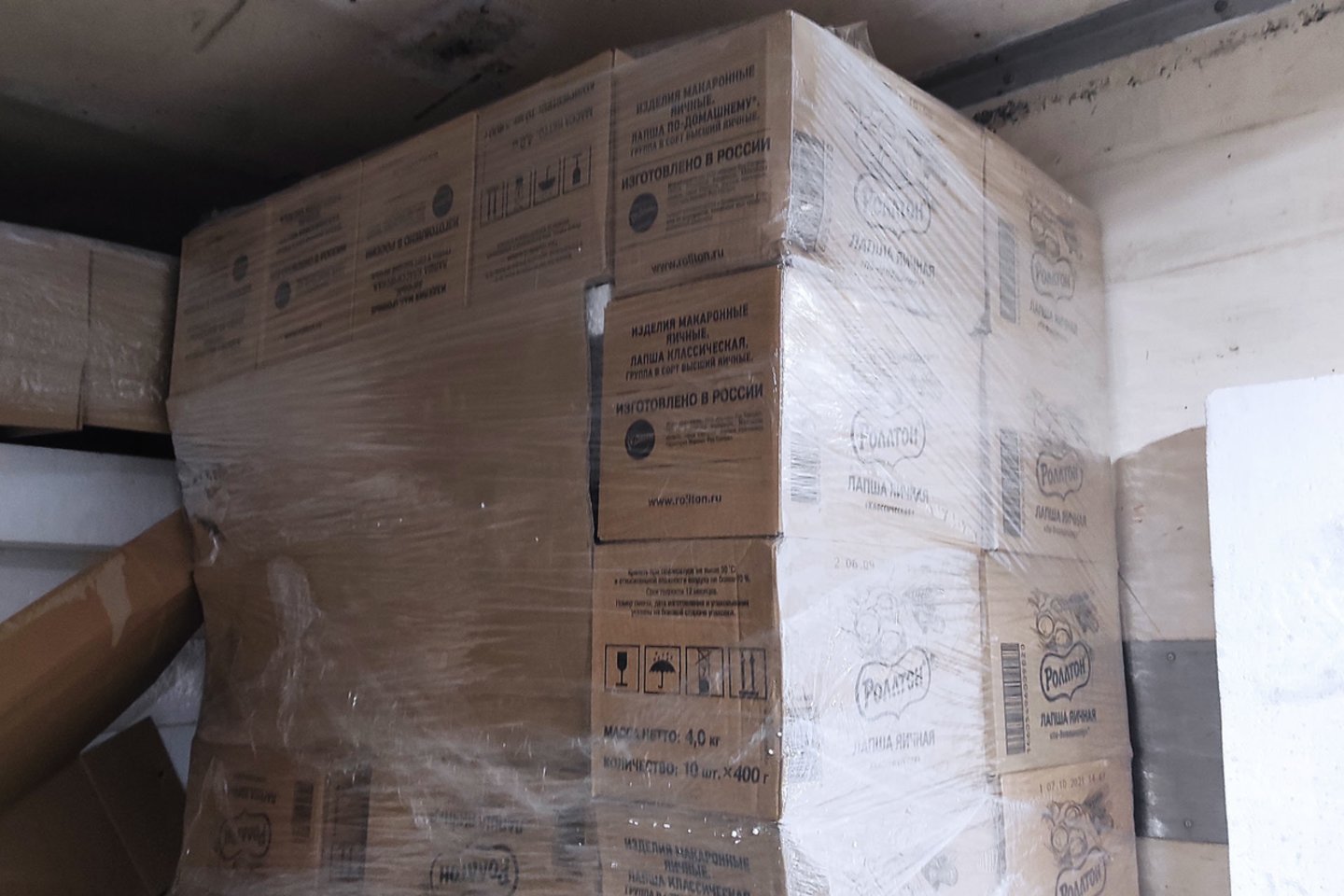  Lavoriškėse vietoj makaronų krovinio muitininkai aptiko apie pusantro milijono eurų vertės cigaretes.<br> MKT nuotr.