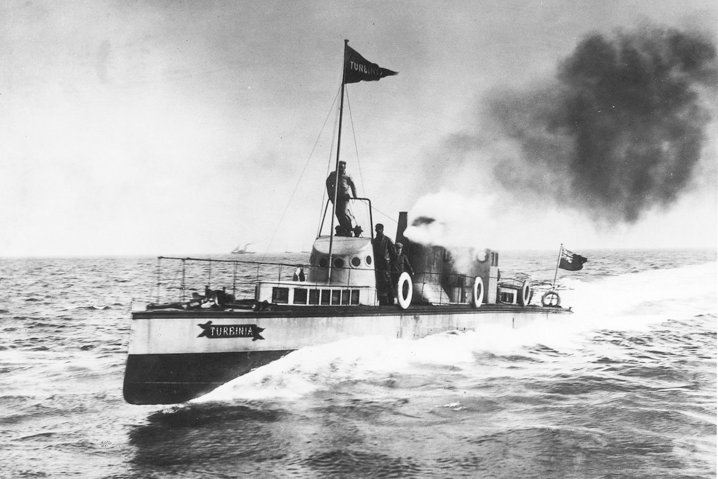  „Turbinia“ tuo metu buvo  pasaulyje greičiausiai plaukiantis laivas, skrodęs vandenį beveik 64 km per valandą greičiu.<br> Wikimedia commons.
