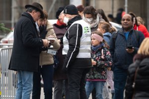 Šalis, paskelbusi karantiną nepasiskiepijusiems: išeiti iš namų gali tik dėl būtinų priežasčių