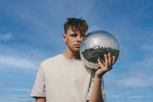 Mantas Bendžius pristato dainą ir vaizdo klipą: populiarumas neturėtų keisti žmogaus