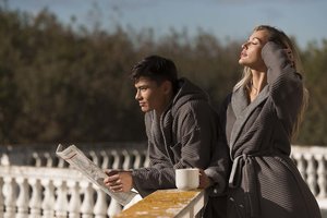 Modelis S. Pham ir dizainerė G. Gineikaitė pristato chalatų kolekciją – pozavo apleistame dvare