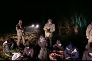 VSAT vaizdo įraše – naktį ginkluotų Baltarusijos pareigūnų atlydėta migrantų grupė pasienyje ties Šalčininkų rajonu