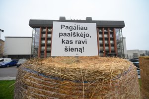 Žemės ūkio ministras – pas prezidentą, prie ministerijos – protestas