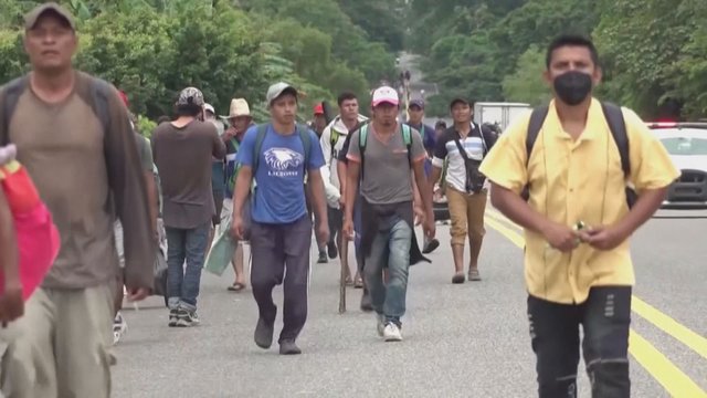 Migrantų karavanas veržiasi į JAV: imigracijos pareigūnai siūlė Meksikos humanitarines vizas