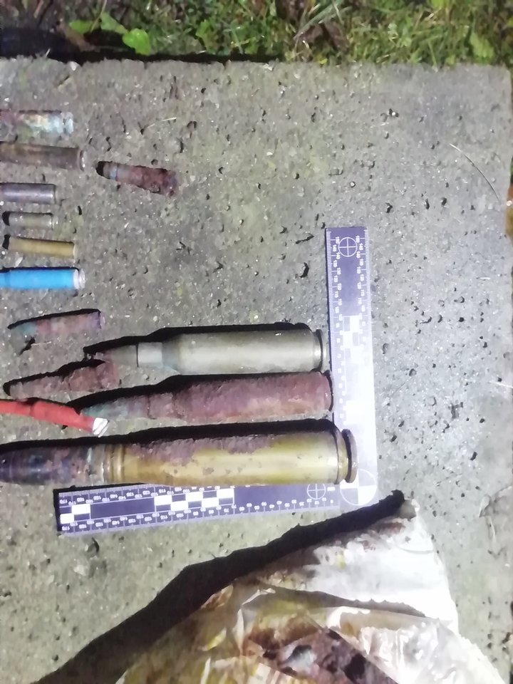 Radviliškyje atkasant namo pamatus rasti įvairių rūšių sprogmenys ir šaunamasis ginklas su šoviniais.<br>Šiaulių apskrities VPK nuotr.