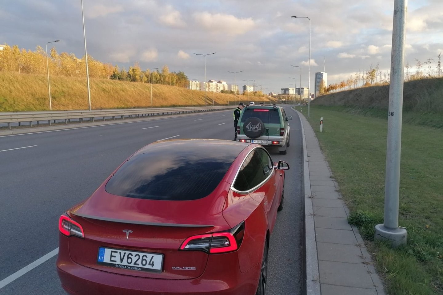 Raudonasis pareigūnų „Tesla“ elektromobilis visą mėnesį buvo aptarinėjamas vairuotojų.<br>Lietuvos policijos nuotr.