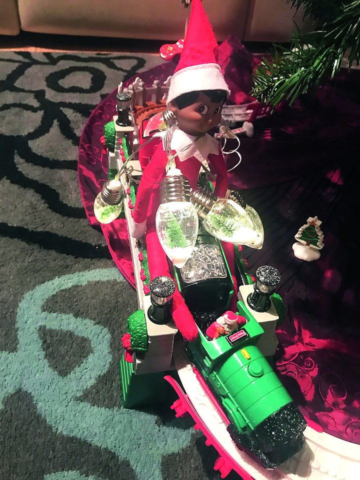  Umbrasų namuose Čikagoje kalėdiniu laikotarpiu elfiukas slepiasi netikėčiausiose vietose.<br> Asmeninio albumo nuotr.