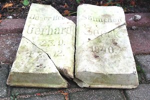 Netikėtas detektyvas – nežinomas asmuo seną antkapį paliko prie tako