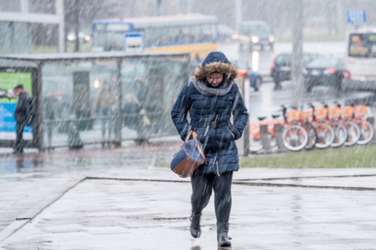 Sinoptikai perspėja: į šalį plūstanti šilto oro masė atneš lietų ir šlapdribą, įsisiautės stiprus vėjas