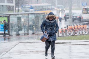 Sinoptikai perspėja: į šalį plūstanti šilto oro masė atneš lietų ir šlapdribą, įsisiautės stiprus vėjas