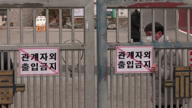 Pietų Korėjoje – COVID-19 atvejų šuolis, tūkstančiams laikant stojamąjį egzaminą