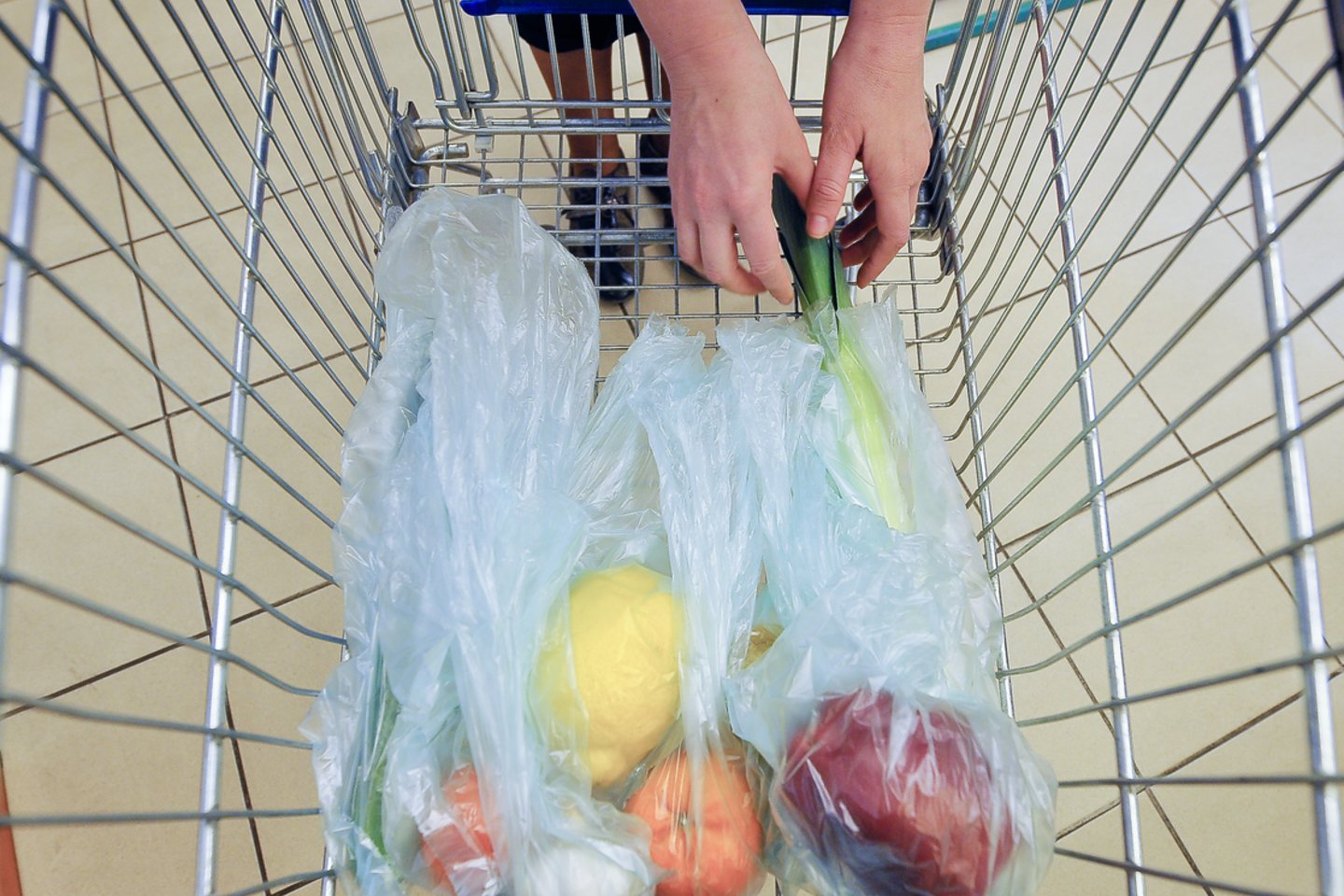 Prekybos vietose esančių nemokamų itin lengvų plastikinių maišelių siūloma nebedalinti.<br>V.Ščiavinsko nuotr.