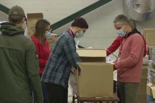 Migrantams padėti suskubo savanoriai: ruošia būtiniausių priemonių paketus, o jie – atsidėkoja plojimais