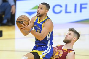 „Velnias“ S. Curry vienas sudorojo „Cavaliers“ – prišaudė 40 taškų ir privertė Klivlandą pakartoti antirekordą