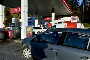 Degalų kainos siekia rekordines aukštumas: sudarė sąrašą, kur degalų galima rasti pigiau