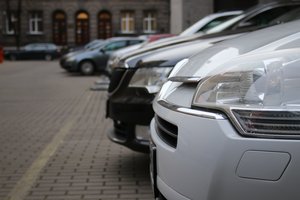 Uostamiesčio automobilių prekeivis kaltinamas nesumokėjęs beveik 200 tūkst. eurų mokesčių