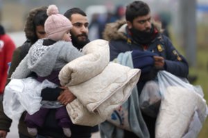 Raudonasis Kryžius reikalauja netrikdomos prieigos prie migrantų Baltarusijos pasienyje