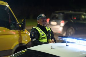 Policija ir vėl pastebi prastą vairuotojų įprotį kelyje: šiemet dėl jo jau nubaudė daugiau kaip 17 tūkst. pažeidėjų