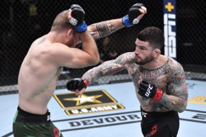 Las Vegase – intriguojančios ir moterų, ir vyrų UFC dvikovos