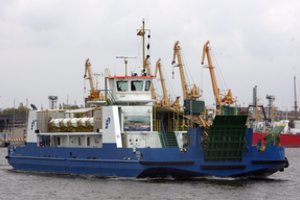 Smiltynėje „Opel“ sustojo ant stogo: į pagalbą skubėjo ir keltininkai, ir ugniagesiai