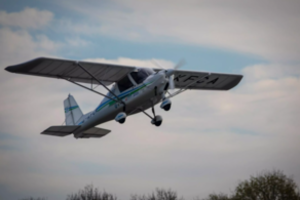 Pirmas toks skrydis pasaulyje – šis lėktuvas turi vidaus degimo variklį, bet iškastinio kuro jam nereikia