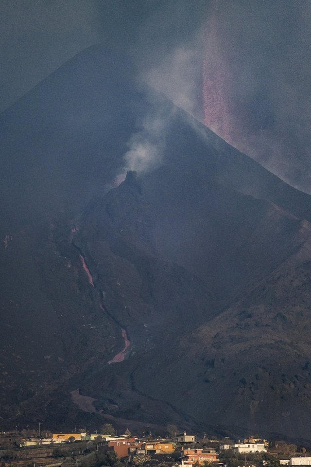 Po trumpos maždaug dviejų valandų pertraukos ugnikalnis Kanarų saloje La Palmoje vėl prabudo.<br>EPA/ELTA nuotr.