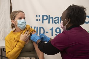 JAV uždegė žalią šviesų visų pilnamečių revakcinacijai