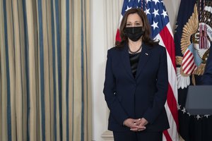 J. Bidenas trumpam perduos įgaliojimus K. Harris