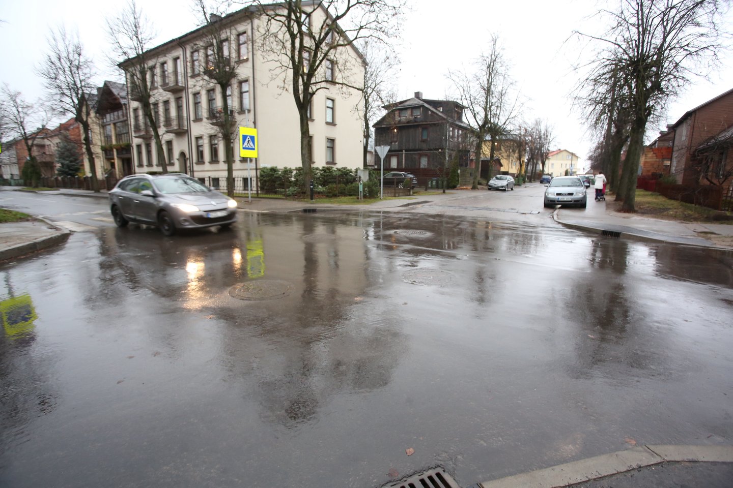 Kai stipriai lyja, A.Mackevičiaus ir Telšių gatvių sankirtoje telkšo didelės balos.<br>M.Patašiaus nuotr.